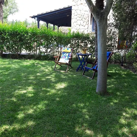 빌라 εξοχική βίλλα στο με κήπο 1 στρέμμα ,πάρκινγκ & Bbq 포씨디